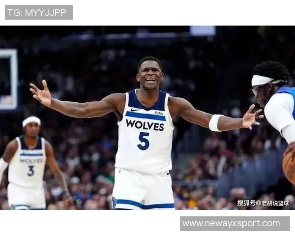 爱德华兹因进攻犯规被罚下场麦戈文斯遭遇犯规困扰影响比赛走势