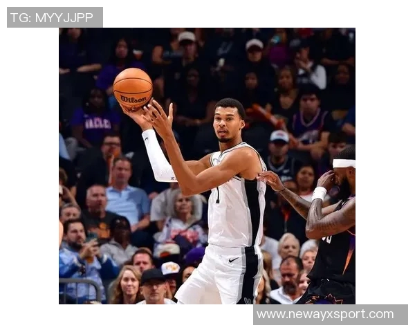 布克关键时刻罚球稳健全场19投7中贡献26分3篮板9助攻2抢断表现出色