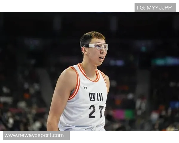 周琦内线强攻首开记录展现实力随即再度发力制造杀伤