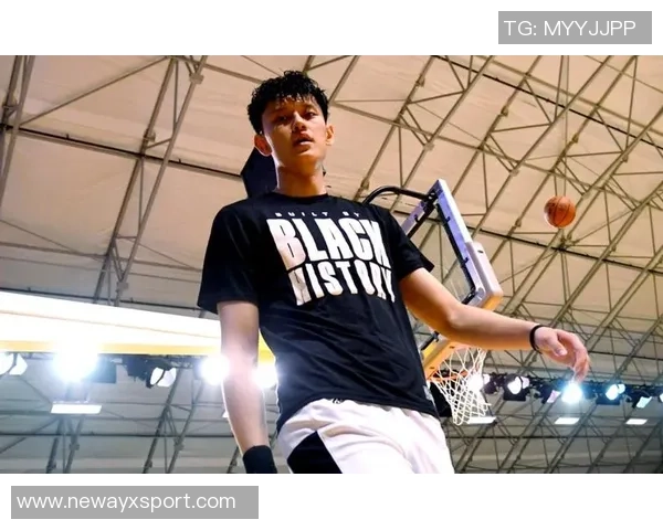 曾凡博回防失位被狄龙三分命中比赛局势瞬息万变 曾凡博回防失位被狄龙三分命中比赛局势瞬息万变