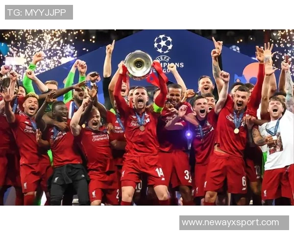 德里欧赛后高举欧冠MVP奖杯庆祝对利物浦的精彩表现与进球荣耀